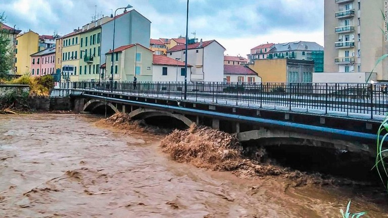 大雨後のイタリア北部の川の様子＝４日/Tano Pecoraro/LaPresse/AP