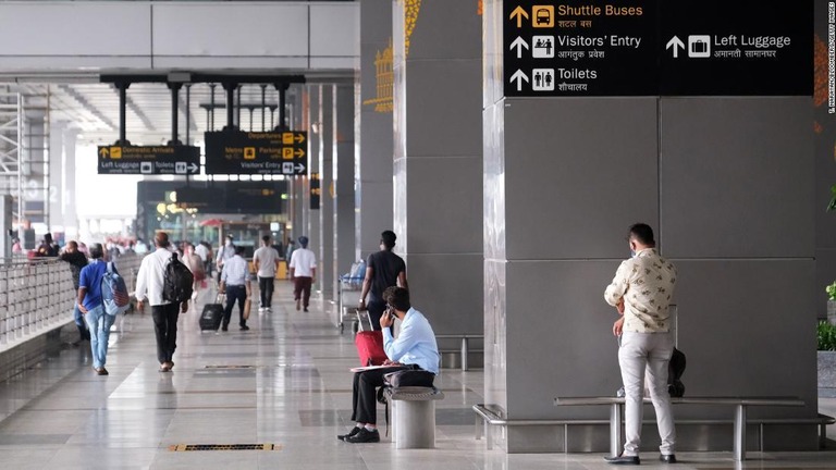 インディラ・ガンジー国際空港を利用する人々＝８月２４日、インドのニューデリー/ T. Narayan/Bloomberg/Getty Images