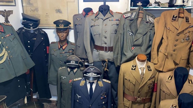 小児性愛容疑者の自宅から、ナチス関連のコレクションが大量に見つかった/Policia Civil RJ/Reuters