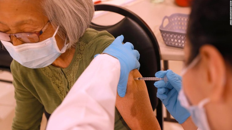 薬剤師によるワクチン接種を受ける人＝１日、米カリフォルニア州サンラファエル/Justin Sullivan/Getty Images