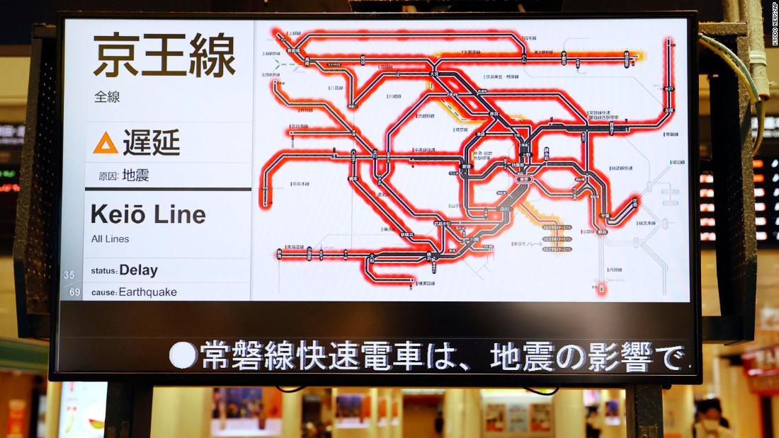 地震の影響による電車の遅延を知らせる掲示板=JR東京駅/Kyodo News/AP