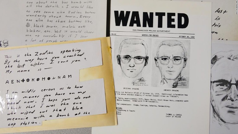 米サンフランシスコの警察署による手配書とサンフランシスコ・クロニクル紙に届いた手紙のコピー＝２０１８年５月３日/Eric Risberg/AP