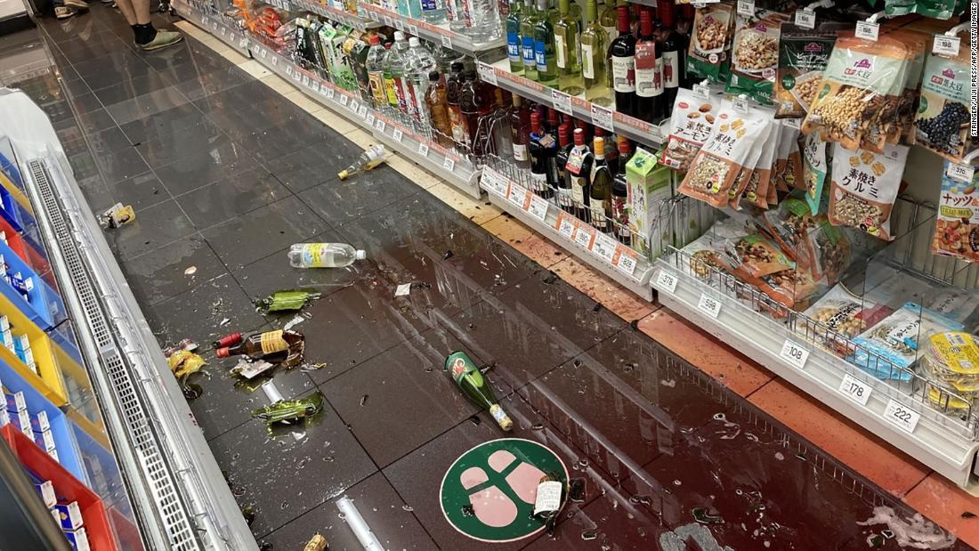 地震の揺れにより商品が散乱したコンビニエンスストアの店内＝７日/Stringer/Jiji Press/AFP/Getty Images