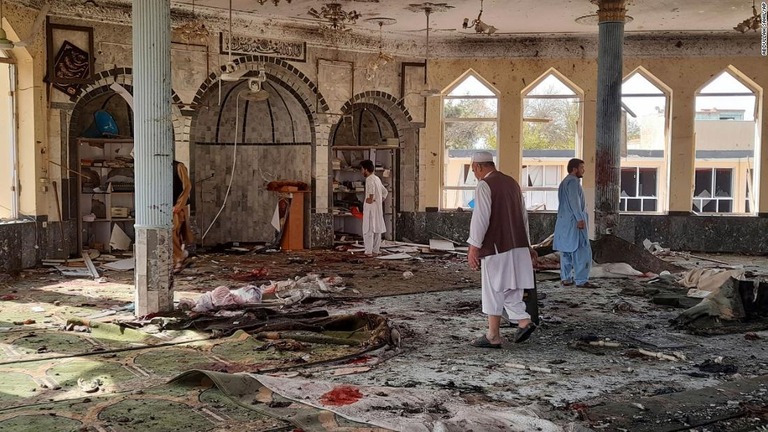 アフガン北部のモスクで自爆攻撃があり、４６人が死亡した/Abdullah Sahil/AP