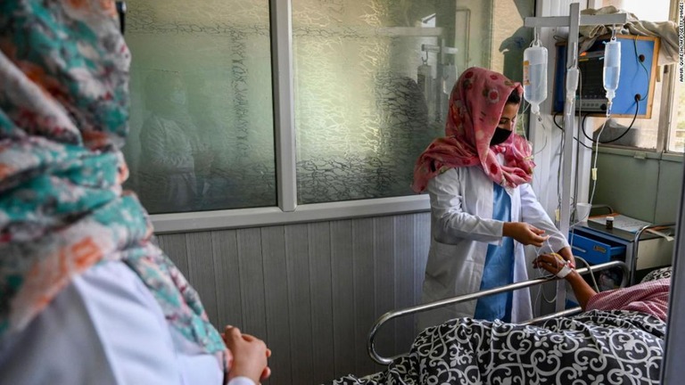 病院で患者の治療を行う看護師＝９月１日、アフガニスタン首都カブール/Aamir Qureshi/AFP/Getty Images