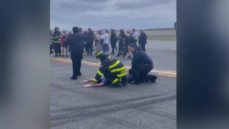 米ニューヨークのラガーディア空港で警察や消防要員が不審な行動をとった乗客を拘束した/Laura Bergdoll