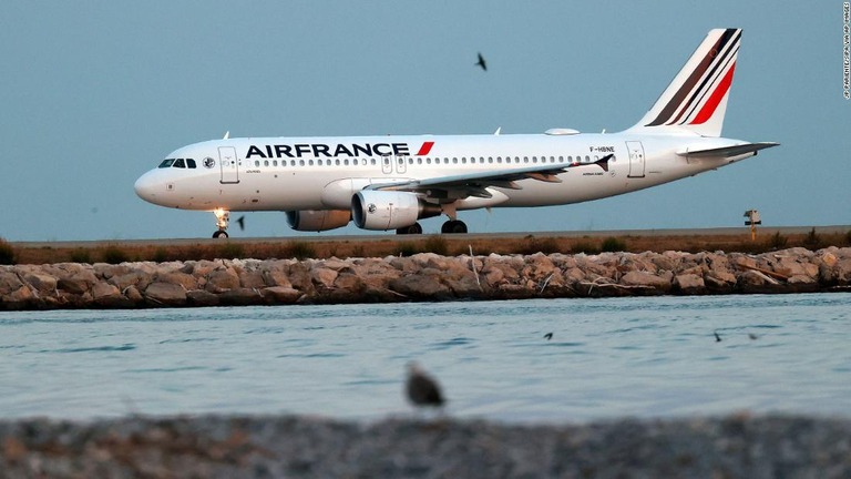 新型コロナウイルスの流行などにより、航空業界は打撃を受けている/JP Pariente/Sipa via AP Images