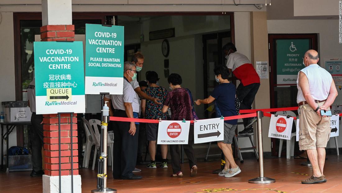 新型コロナウイルスのワクチン接種会場＝７日、シンガポール/Roslan Rahman/AFP/Getty Images