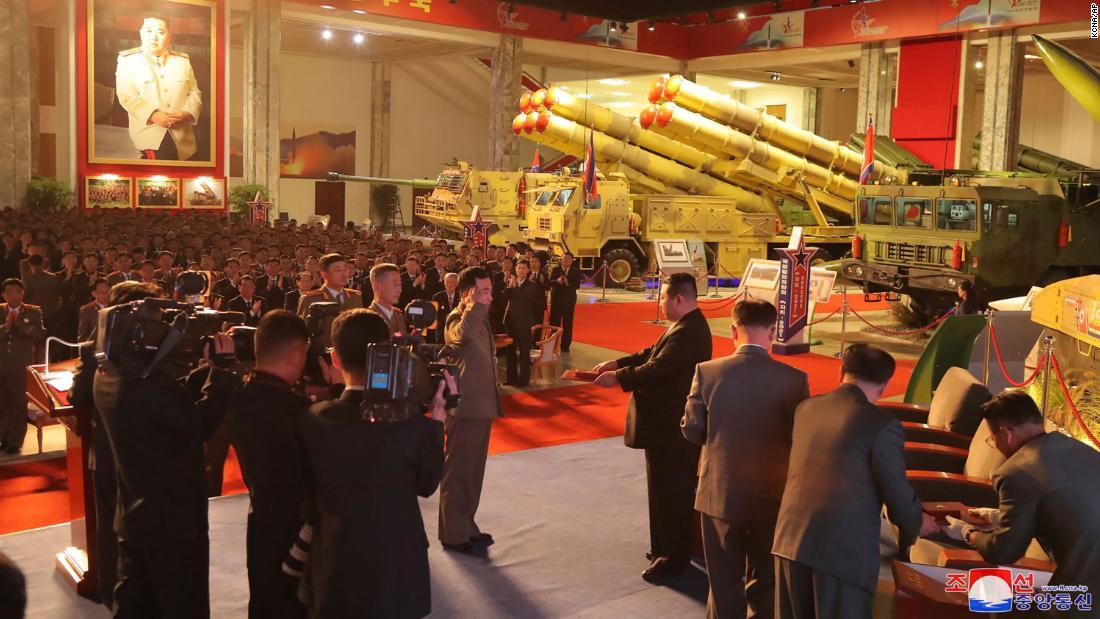 展示会には北朝鮮が開発を進めてきたさまざまな兵器が出品された/KCNA/AP
