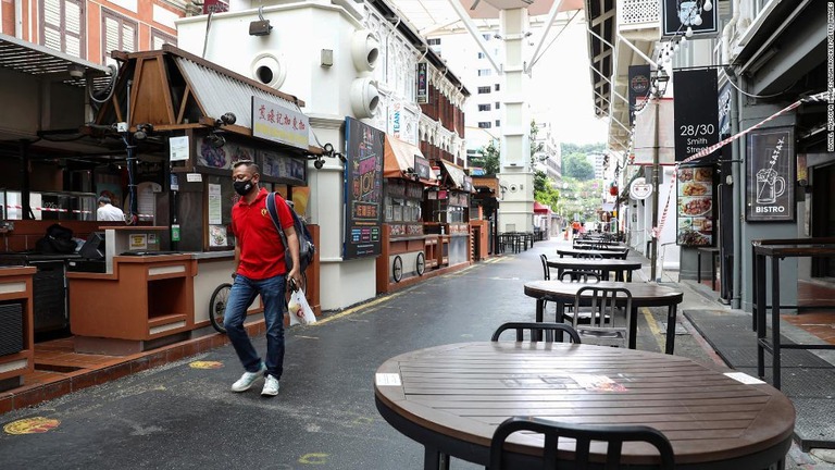 客のいない飲食店のテーブル＝５日、シンガポール/Lionel Ng/SOPA Images/LightRocket/Getty Images