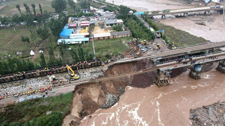 破損した橋の復旧にあたる救助隊＝７日、中国・山西省/Li Zhaomin/VCG/Getty Images