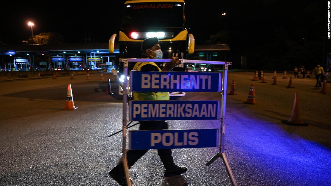 部分的なロックダウン（都市封鎖）の解除を受けてバリケードを撤去する警官＝１１日、マレーシア・パハン州/Mohd Rasfan/AFP/Getty Images