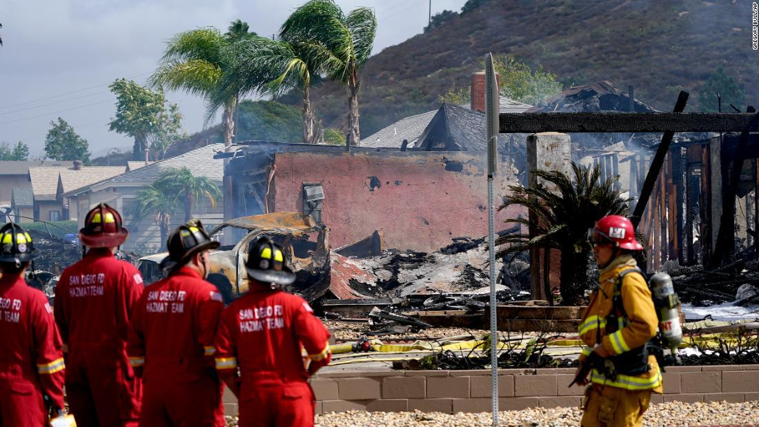 複数の家屋が墜落による火災の被害にあった/Gregory Bull/AP