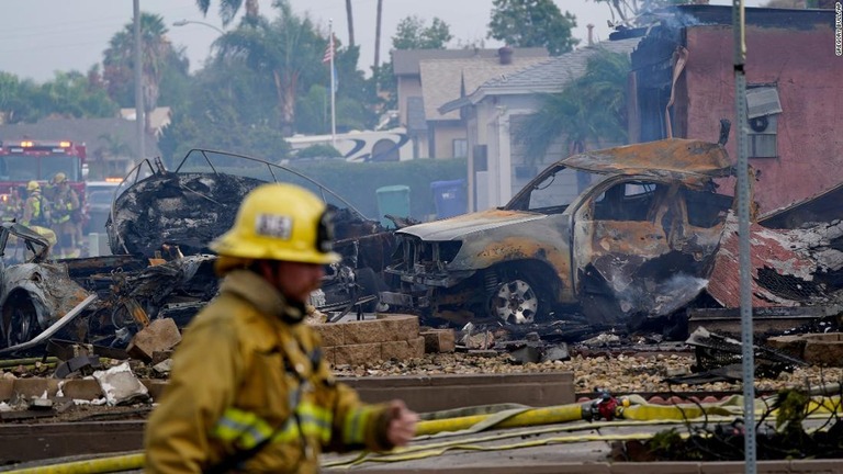 被害状況を確認する消防隊員/Gregory Bull/AP