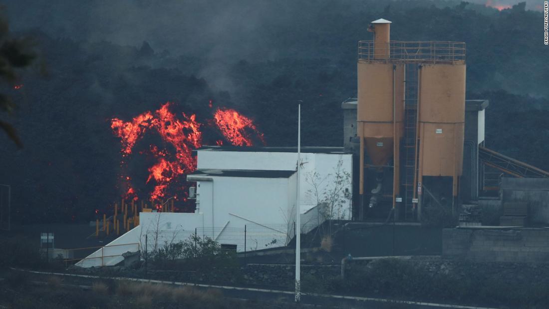 セメント工場に迫る溶岩/Sergio Perez/Reuters