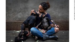 親のいないチンパンジーを世話するリハビリセンターで撮影した１枚