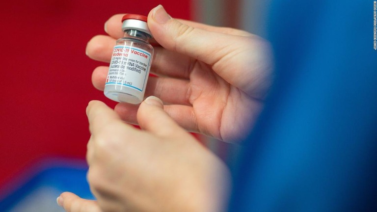 米モデルナが製造した新型コロナウイルスワクチン＝４月７日、英ウェールズ南西カーマーゼン/Jacob King/WPA Pool/Getty Images