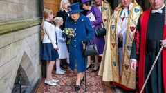 英エリザベス女王、杖をついて行事に出席　主要な公式行事で初か