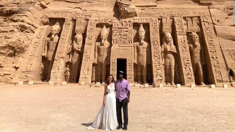 エジプトのアブ・シンベル神殿前にて/Courtesy Samantha Mathew
