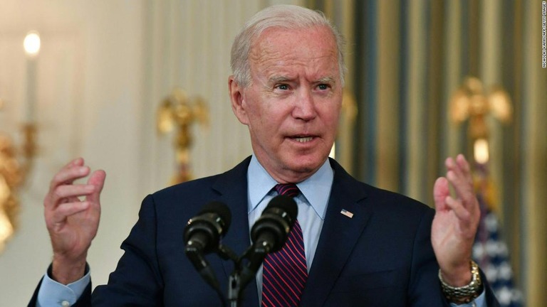 米国のバイデン大統領。先ごろ、「ハバナ症候群」の被害者を支援する法案に署名した/Nicholas Kamm/AFP/Getty Images