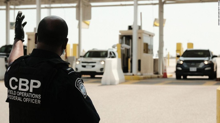 米ミシガン州デトロイトにあるカナダとの国境で車両を誘導する税関・国境警備局の要員/Matthew Hatcher/Getty Images