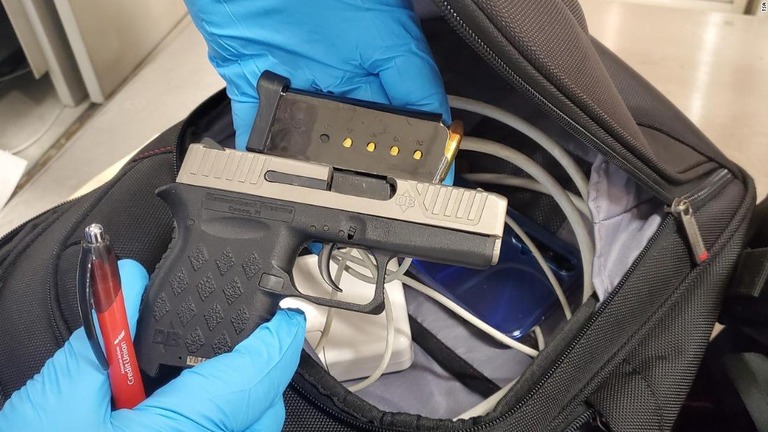米国の空港では銃器を持ち込む搭乗客が記録的な数に達している/TSA