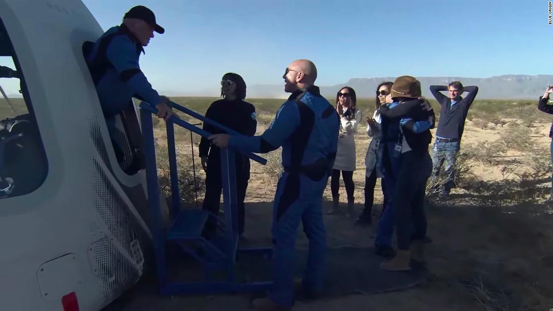 ジェフ・ベゾス氏らに迎えられたシャトナーさん/Blue Origin