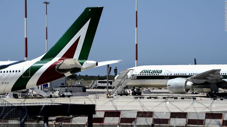 アリタリア航空に代わる新たなイタリアの国営航空会社が１５日に運航を開始する/Filippo Monteforte/AFP/Getty Images