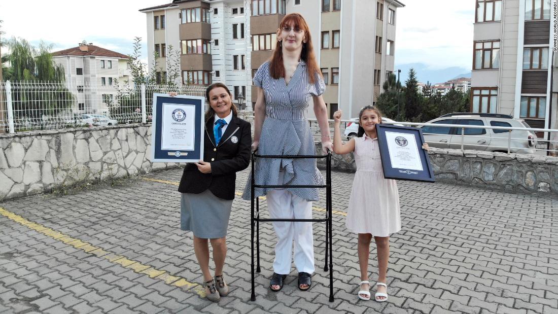 トルコの２４歳女性 世界一背の高い存命中の女性 にギネス認定 1 2 Cnn Co Jp