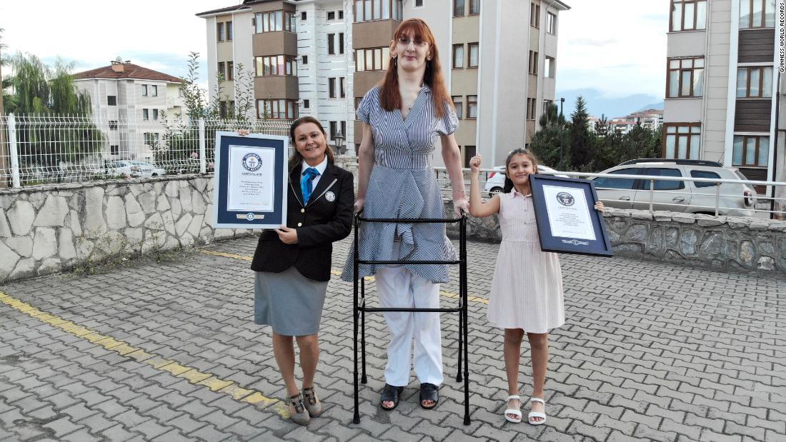 Cnn Co Jp トルコの２４歳女性 世界一背の高い存命中の女性 にギネス認定 1 2