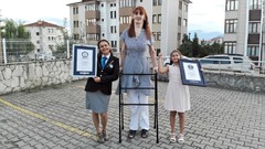 トルコの２４歳女性、「世界一背の高い存命中の女性」にギネス認定　