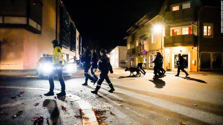 襲撃現場に出動する警察/Hakon Mosvold Larsen/NTB Scanpix/AP