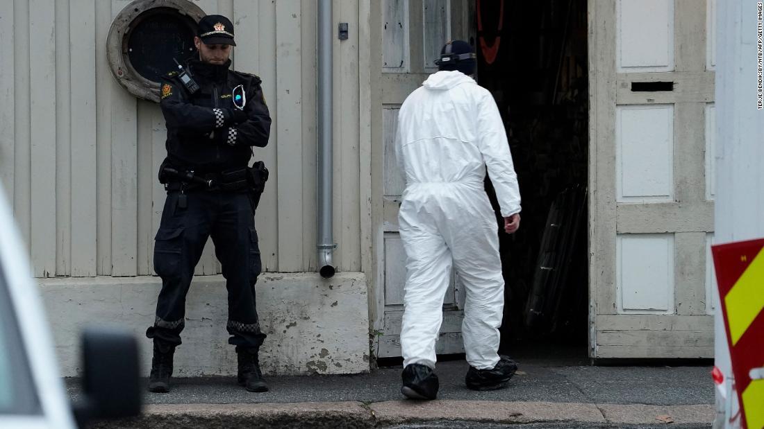 現場付近で警察による捜査が進む＝１４日/Terje Bendiksby/NTB/AFP/Getty Images