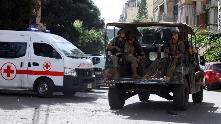 現場に向かうレバノンの兵士ら/Mohamed Azakir/Reuters