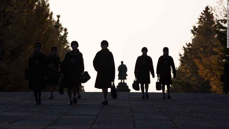 制服姿で下校する日本の小学生たち/Stanislav Kogiku/SOPA Images/LightRocket/Getty Images