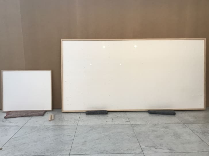 新たな作品のタイトルは額縁2つをまとめて「Take the Money and Run(金を持って逃げろ)」/Kunsten Museum of Modern Art, Aalborg