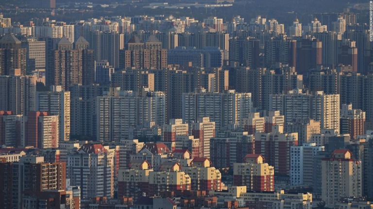北京に林立する住居ビル群。居住用不動産の需要は持続的減退期に入ったとする見方も/Greg Baker/AFP/Getty Images