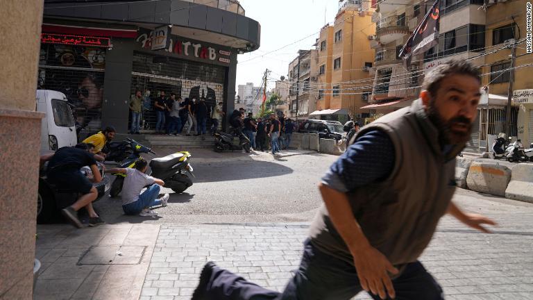 抗議デモが行われていたさなかに銃撃戦が始まった＝１４日、レバノン・ベイルート/Hassan Ammar/AP