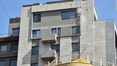 建物の壁には複数の銃弾の跡が残った。屋上からデモ参加者を狙ったとみられている