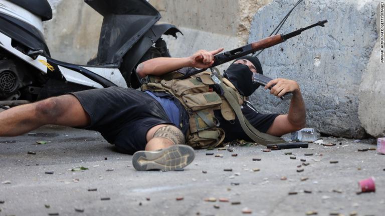弾薬を装填（そうてん）する戦闘員/Anwar Amro/AFP/Getty Images