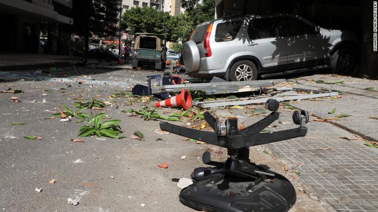 銃撃後の通り。路上にはガラスなどが散乱していた/Mohamed Azakir/Reuters
