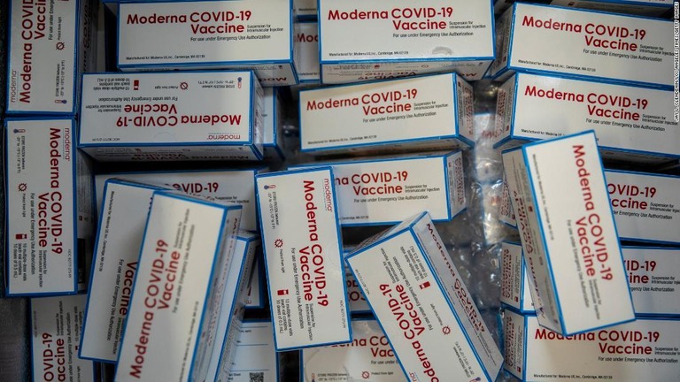 医療センターで保管された米モデルナ製の新型コロナウイルスワクチン＝５月１３日、米カリフォルニア州ロサンゼルス/Jay L. Clendenin/Los Angeles Times/Getty Images