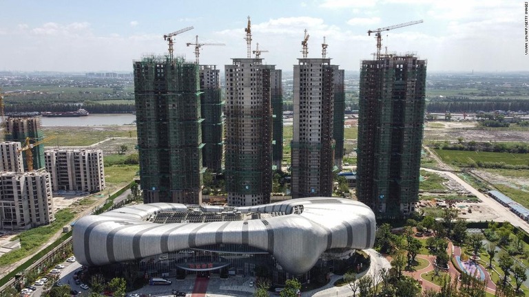 建設が中断されている中国恒大集団の商業施設兼住居用高層ビル群/Vivian Lin/AFP/Getty Images