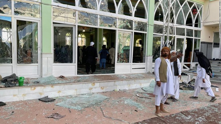 アフガン南部カンダハルのモスクで自爆攻撃が発生し、３２人が死亡した/Murteza Khaliqi/Anadolu Agency/Getty Images