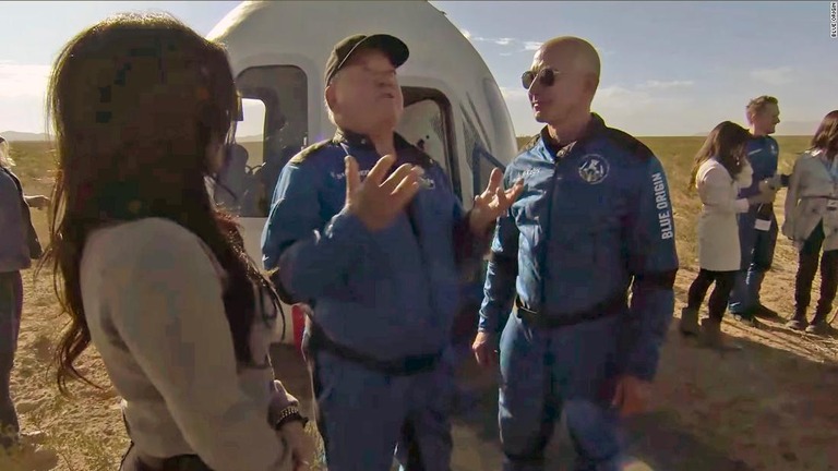 シャトナーさんはブルー・オリジンの宇宙船に搭乗し、宇宙飛行の最高齢記録を更新した/Blue Origin