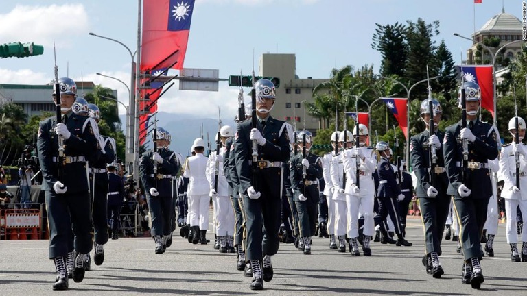 台湾が「建国記念日」と位置付ける「双十節」の祝賀式典で行進する儀仗兵＝今月１０日/Chiang Ying-ying/AP