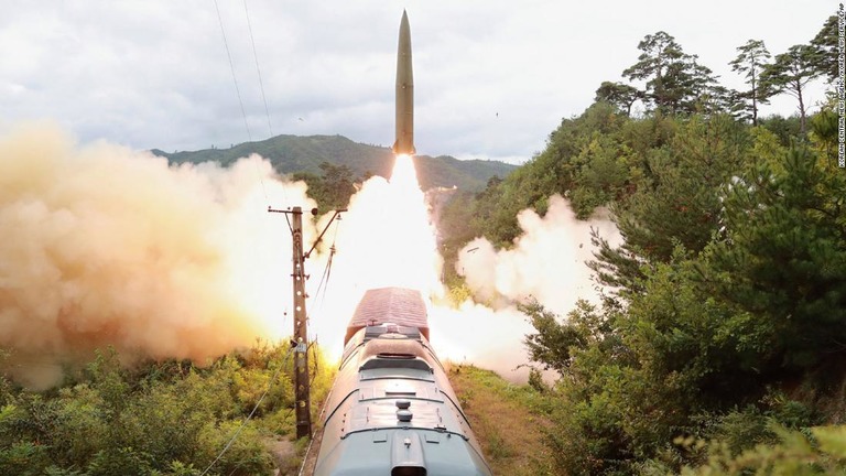 北朝鮮国内の非公開の場所で列車から実験発射されるミサイル/Korean Central News Agency/Korea News Service/AP