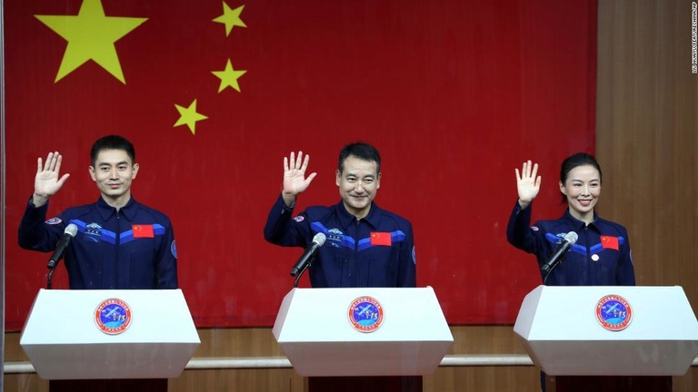ミッションに臨んだ宇宙飛行士の（左から）葉光富氏、翟志剛氏、王亜平氏/Liu Huaiyu/FeatureChina/AP