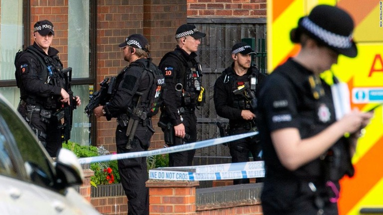 襲撃現場となった教会近くに配備された警官隊/Nick Ansell/PA/AP