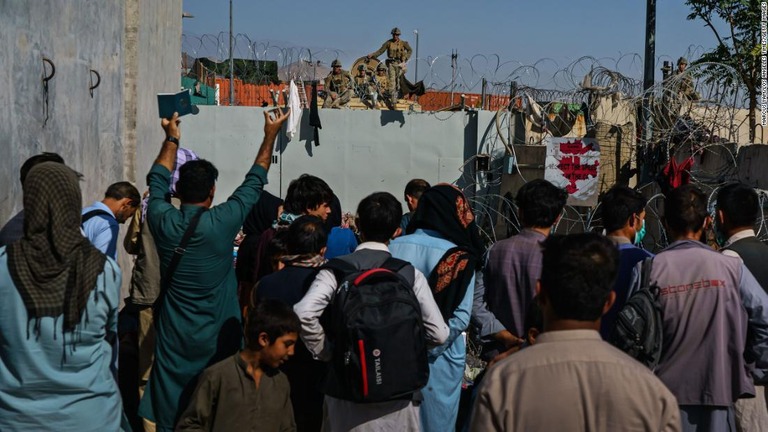８月、カブール空港の中に入れるよう米兵に呼び掛けるアフガニスタンの人々/Marcus Yam/Los Angeles Times/Getty Images